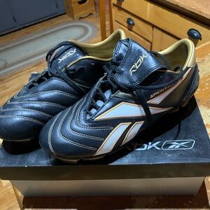 Reebok Soccer Cleats with shin pads and soccer socks. Mens Size 7
